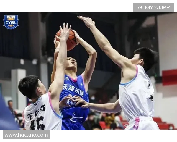山东男篮与青岛男篮激战正酣谁能在这场对决中笑到最后